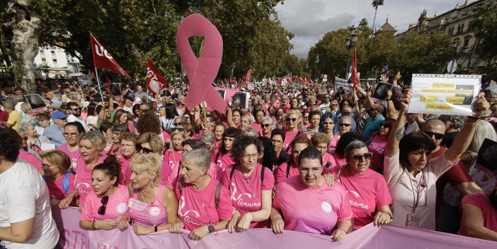 Miles de mujeres se manifiestan por la sanidad pública en Andalucía: «Esto es sólo el principio» - ABC