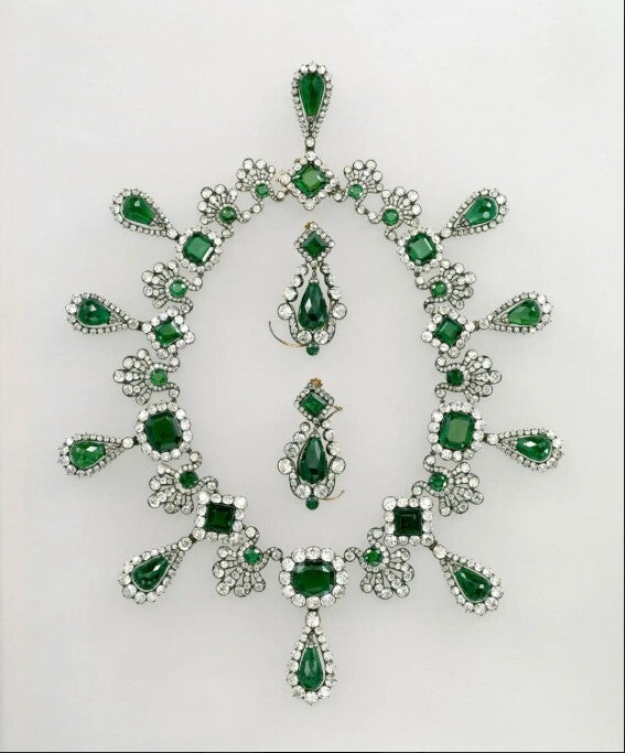 Francia confirma cuáles son las piezas robadas del Museo Louvre: dos tiaras, dos collares y dos pares de pendientes con piedras preciosas