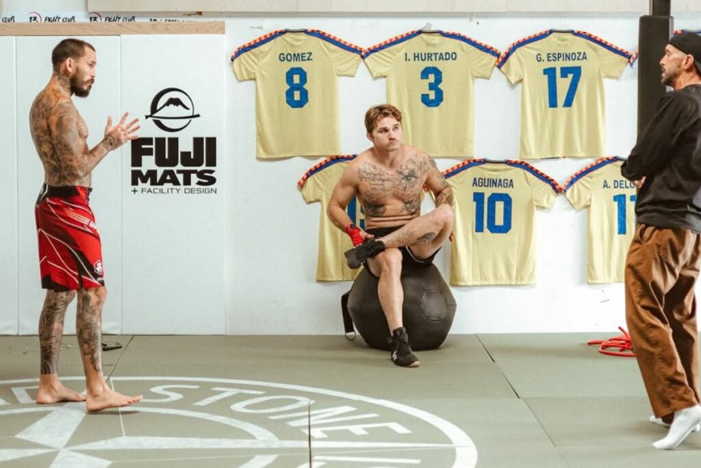 Marlon 'Chito' Vera se motiva con una histórica Selección de Ecuador en su gimnasio antes de volver al octágono.