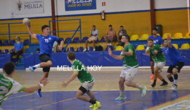Jugadores de balonmano en acción durante un partido en Melilla.