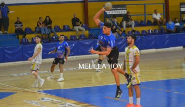 Jugadores del Club Melilla Balonmano en acción durante un partido