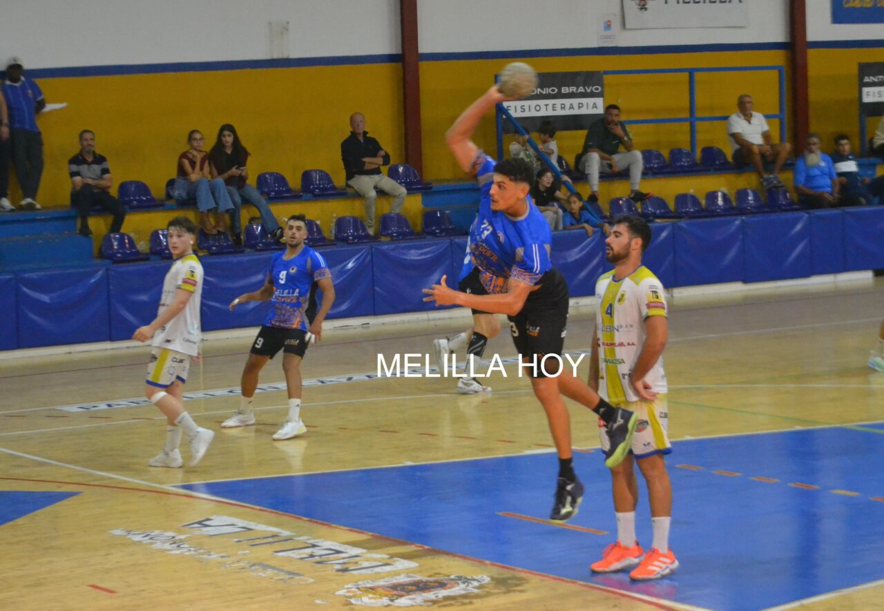 Jugadores del Club Melilla Balonmano en acción durante un partido