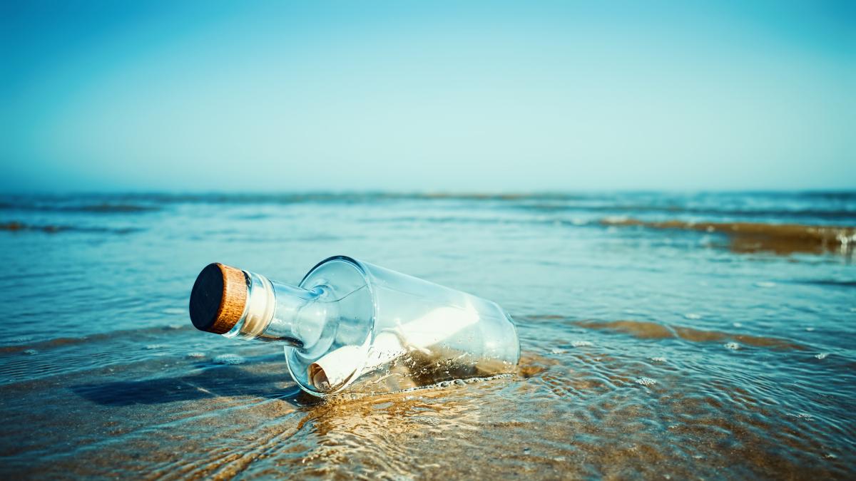 Encuentran un mensaje centenario en una botella, es de dos soldados y su mensaje impacta en sus descendientes