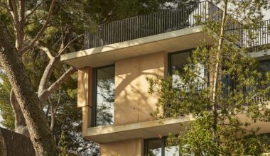 Una vivienda sólida y tectónica. Casa en Cala Tamarit por Raúl Sánchez