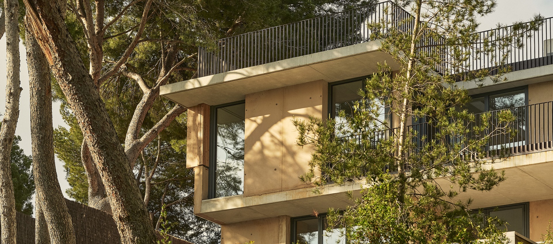 Una vivienda sólida y tectónica. Casa en Cala Tamarit por Raúl Sánchez