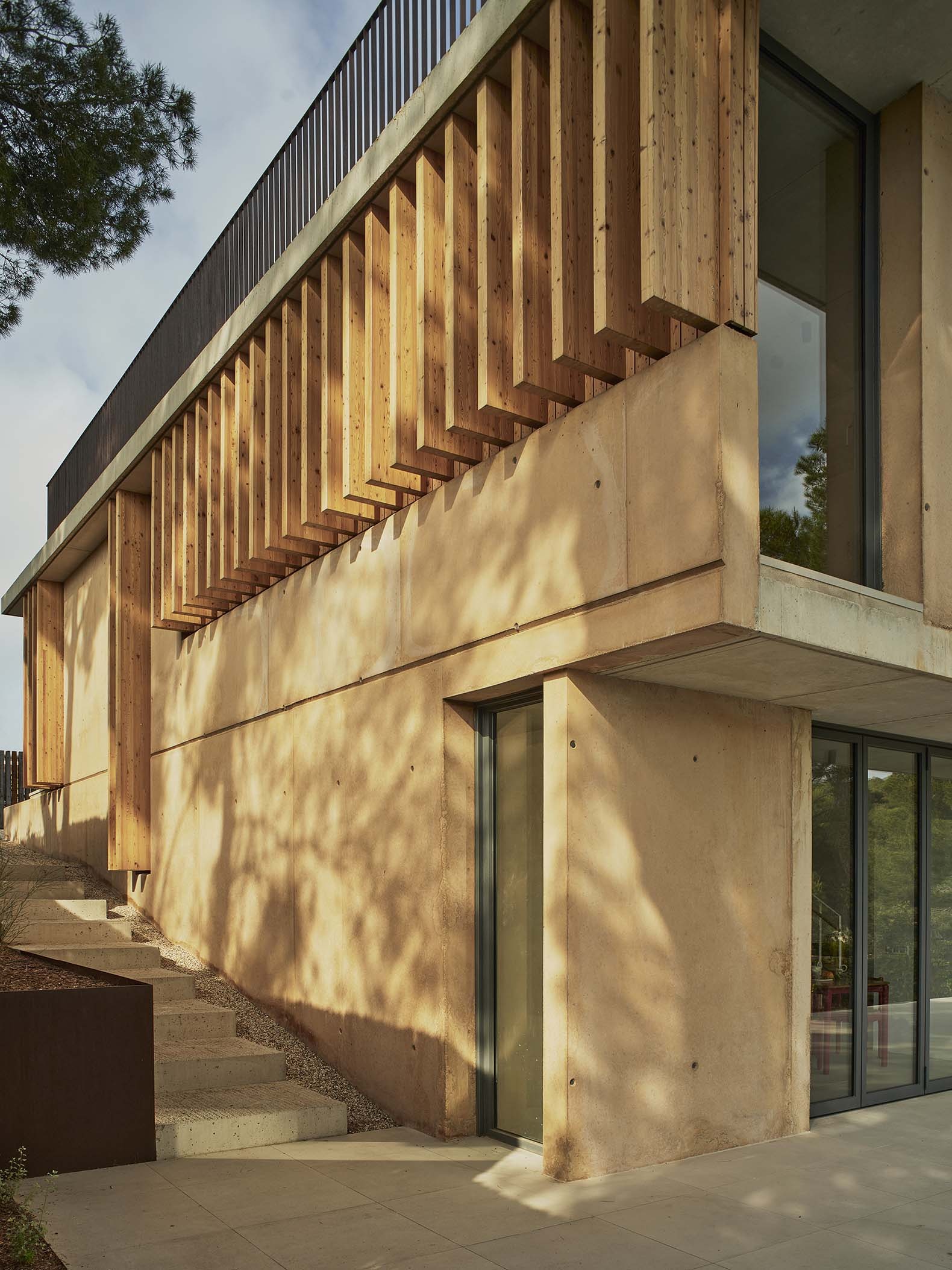 House in Cala Tamarit by Raúl Sánchez. Photograph by David Zarzoso.