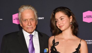 Carys Douglas, de 22 años, brilla con el vestido negro con pedrería que llevó su madre, Catherine Zeta-Jones, en 2005