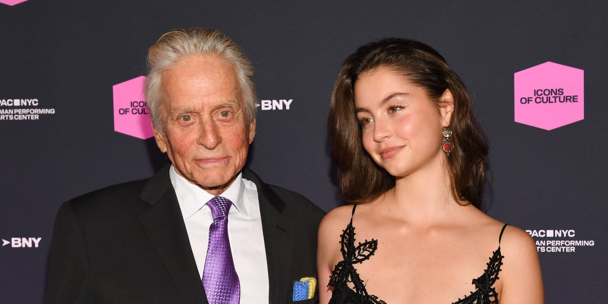 Carys Douglas, de 22 años, brilla con el vestido negro con pedrería que llevó su madre, Catherine Zeta-Jones, en 2005