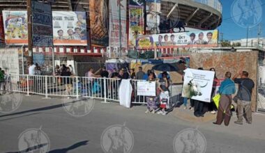 Se manifiesta grupo animalista afuera de la plaza taurina