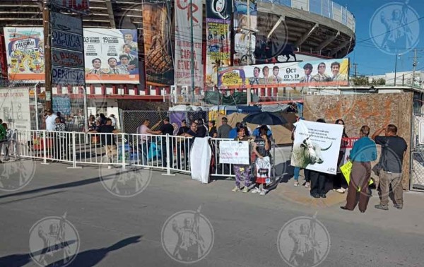 Se manifiesta grupo animalista afuera de la plaza taurina