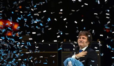 Milei intenta relanzar la campaña a ritmo de rock en plena crisis de su partido