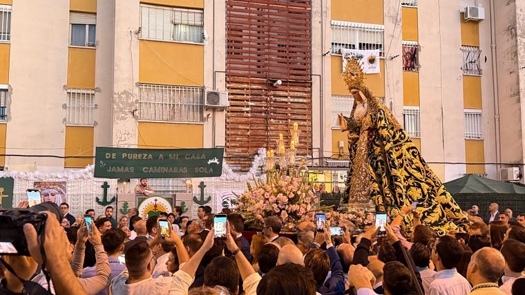 Los fieles del Polígono Sur, con la Esperanza