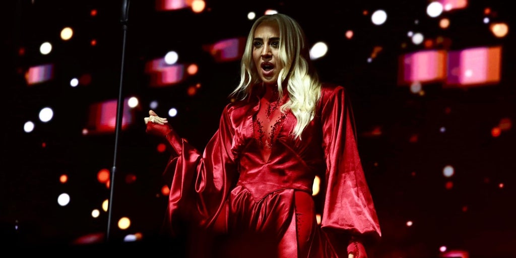 Los decibelios suben y vuelan a merced de Mónica Naranjo en Sevilla