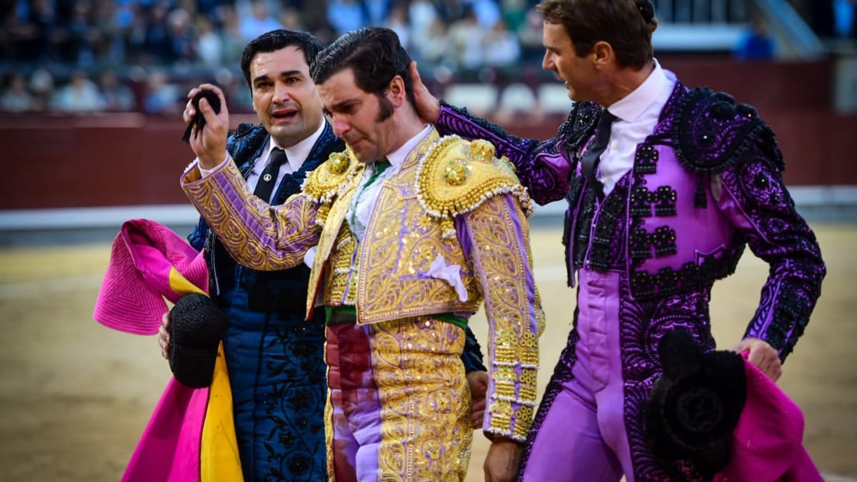 Morante se corta la coleta entre lágrimas