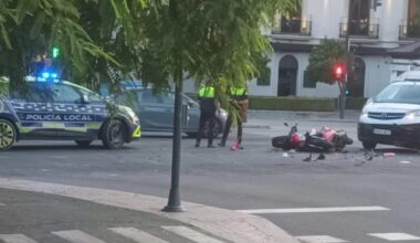Herido un motorista al chocar con un vehículo junto al puente de Triana