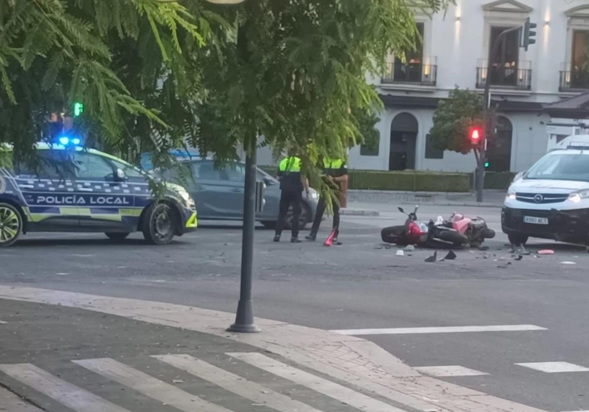 Herido un motorista al chocar con un vehículo junto al puente de Triana
