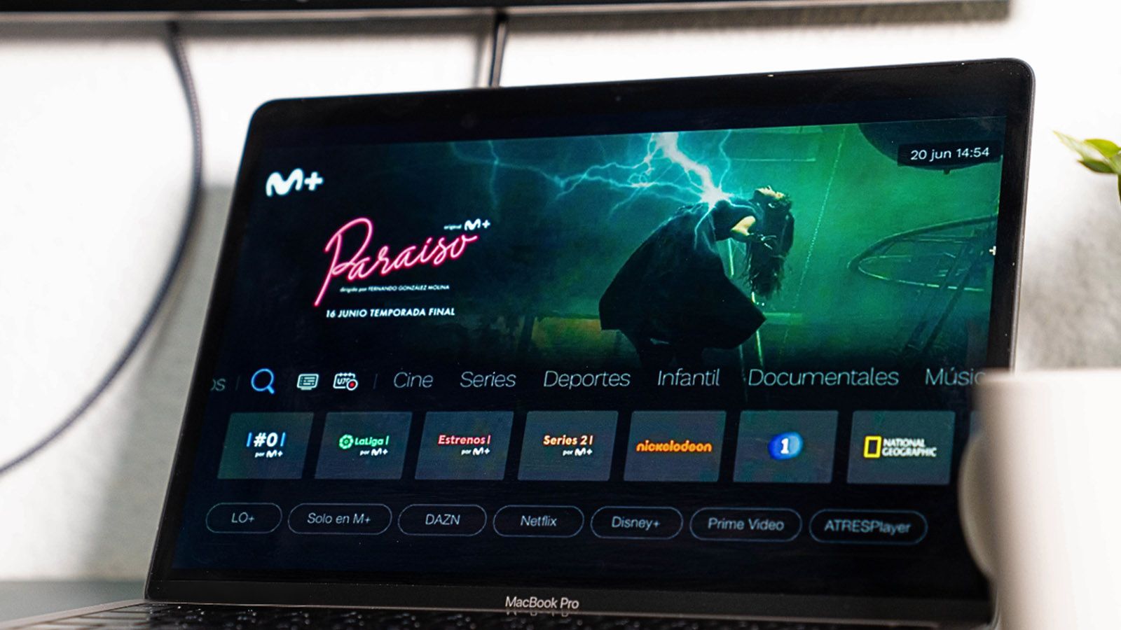 Interfaz de la plataforma Movistar Plus+ en un ordenador portátil, mostrando el catálogo de contenidos disponibles
