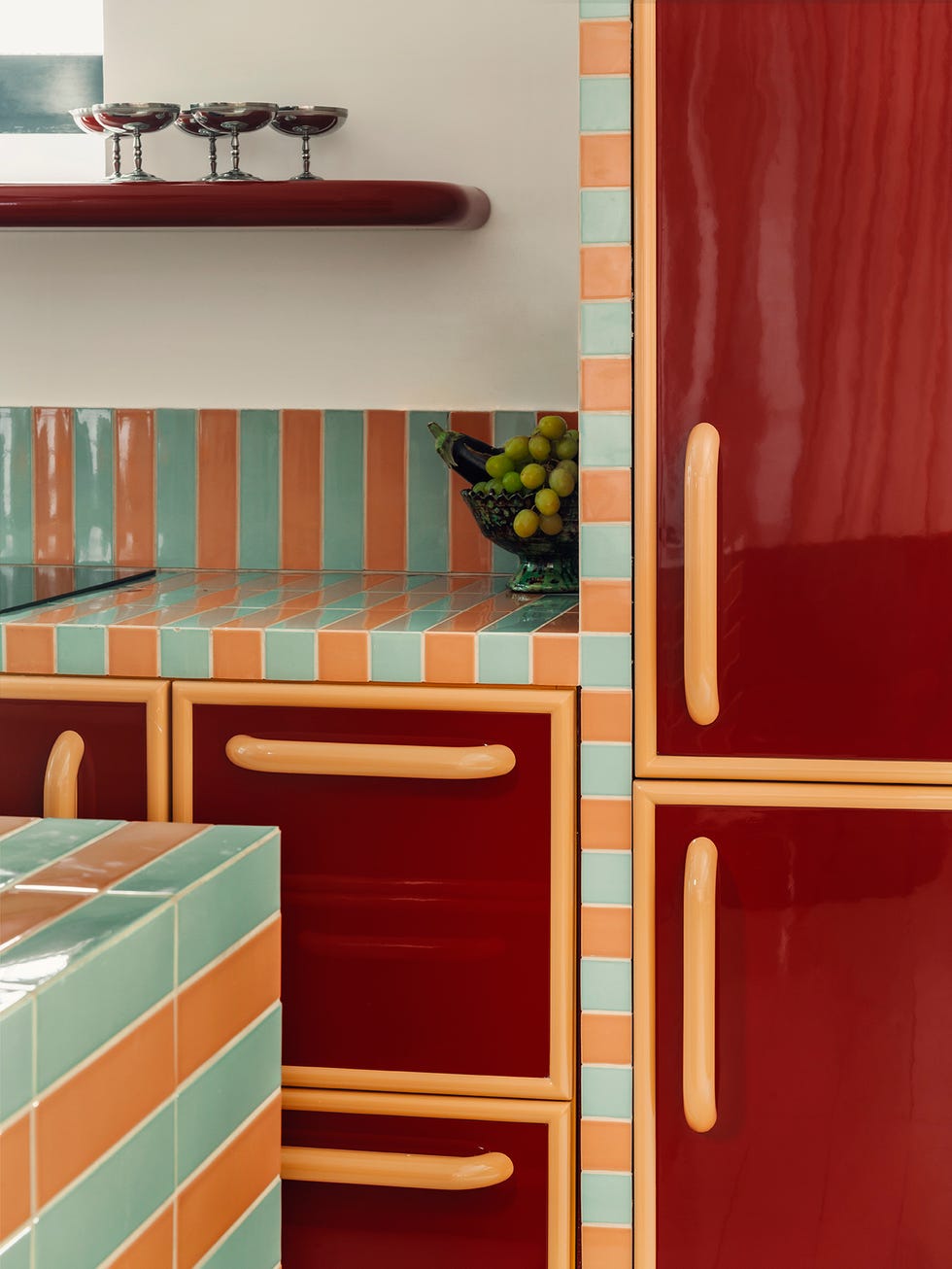 casa parisina decorada en rojo, naranja y azul claro, de atelier ha