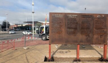 Comienza el 'lavado de cara' de la Ciudad Deportiva de Ponferrada con la instalación de un mural sobre el Mundial de Ciclismo