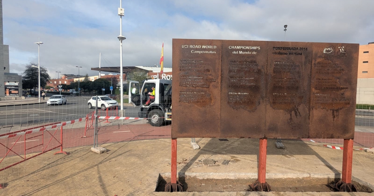 Comienza el 'lavado de cara' de la Ciudad Deportiva de Ponferrada con la instalación de un mural sobre el Mundial de Ciclismo