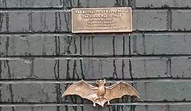 Alguien pone una placa clandestina junto a un murciélago en homenaje a Ozzy Osbourne en el pub donde Black Sabbath dio su primer concierto: "La alarma sigue sonando"