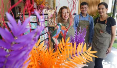 Nagore, la niña que vendía flores en el mercado de El Arenal, abre su floristería frente al Ayuntamiento de Bilbao