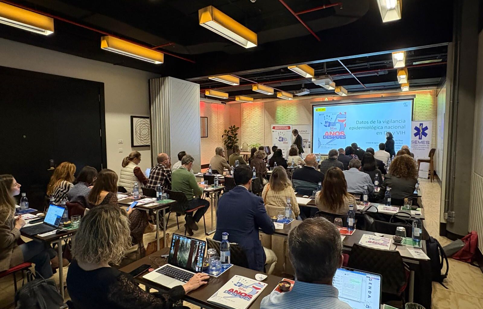 EL PROGRAMA “DEJA TU HUELLA” CELEBRA CINCO AÑOS DE ÉXITO EN LA DETECCIÓN PRECOZ DEL VIH, EVITANDO MÁS DE 10.000 NUEVAS INFECCIONES EN ESPAÑA