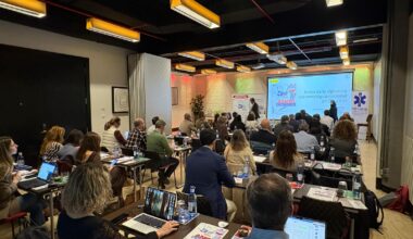 EL PROGRAMA “DEJA TU HUELLA” CELEBRA CINCO AÑOS DE ÉXITO EN LA DETECCIÓN PRECOZ DEL VIH, EVITANDO MÁS DE 10.000 NUEVAS INFECCIONES EN ESPAÑA