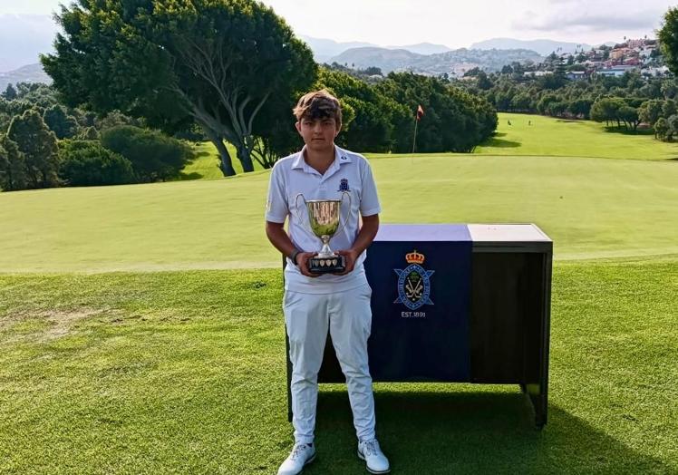 Nicolás Vidal, de tan solo 17 años, con el Copa Blandy.