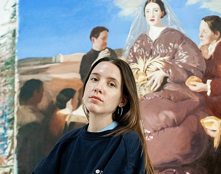 La artista onubense Nieves González, junto a una de sus obras