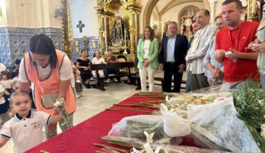 LOS PEQUEÑOS ISLEÑOS OFRENDAN NARDOS A LA PATRONA DE ISLA CRISTINA, LA VIRGEN DEL ROSARIO – Ayuntamiento de Isla Cristina
