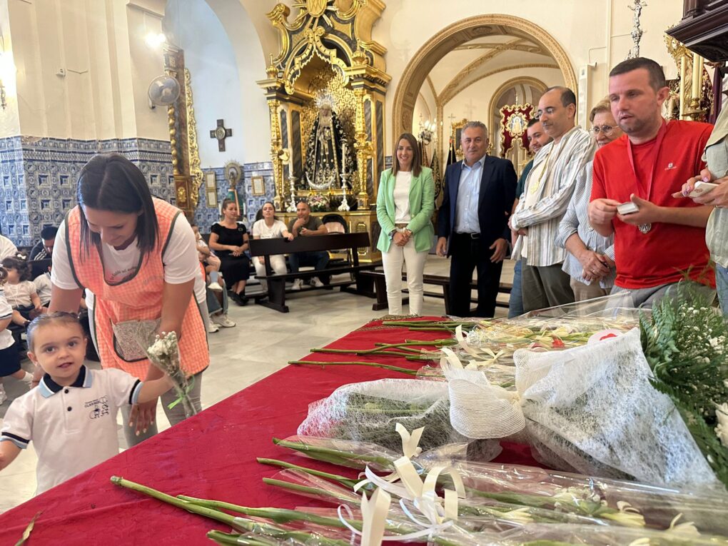 LOS PEQUEÑOS ISLEÑOS OFRENDAN NARDOS A LA PATRONA DE ISLA CRISTINA, LA VIRGEN DEL ROSARIO – Ayuntamiento de Isla Cristina