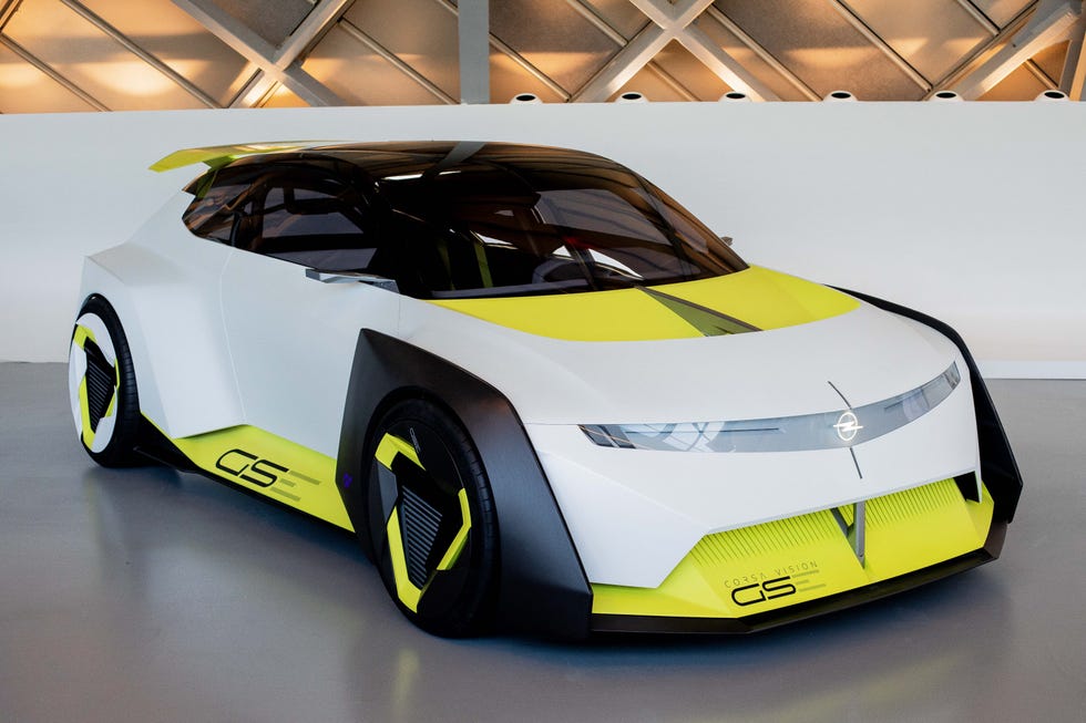 los coches de la exposicion opel love en mobility city zaragoza