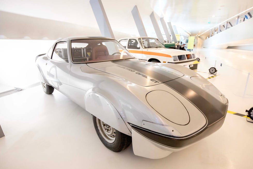 los coches de la exposicion opel love en mobility city zaragoza
