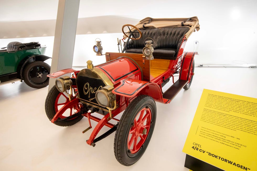 los coches de la exposicion opel love en mobility city zaragoza