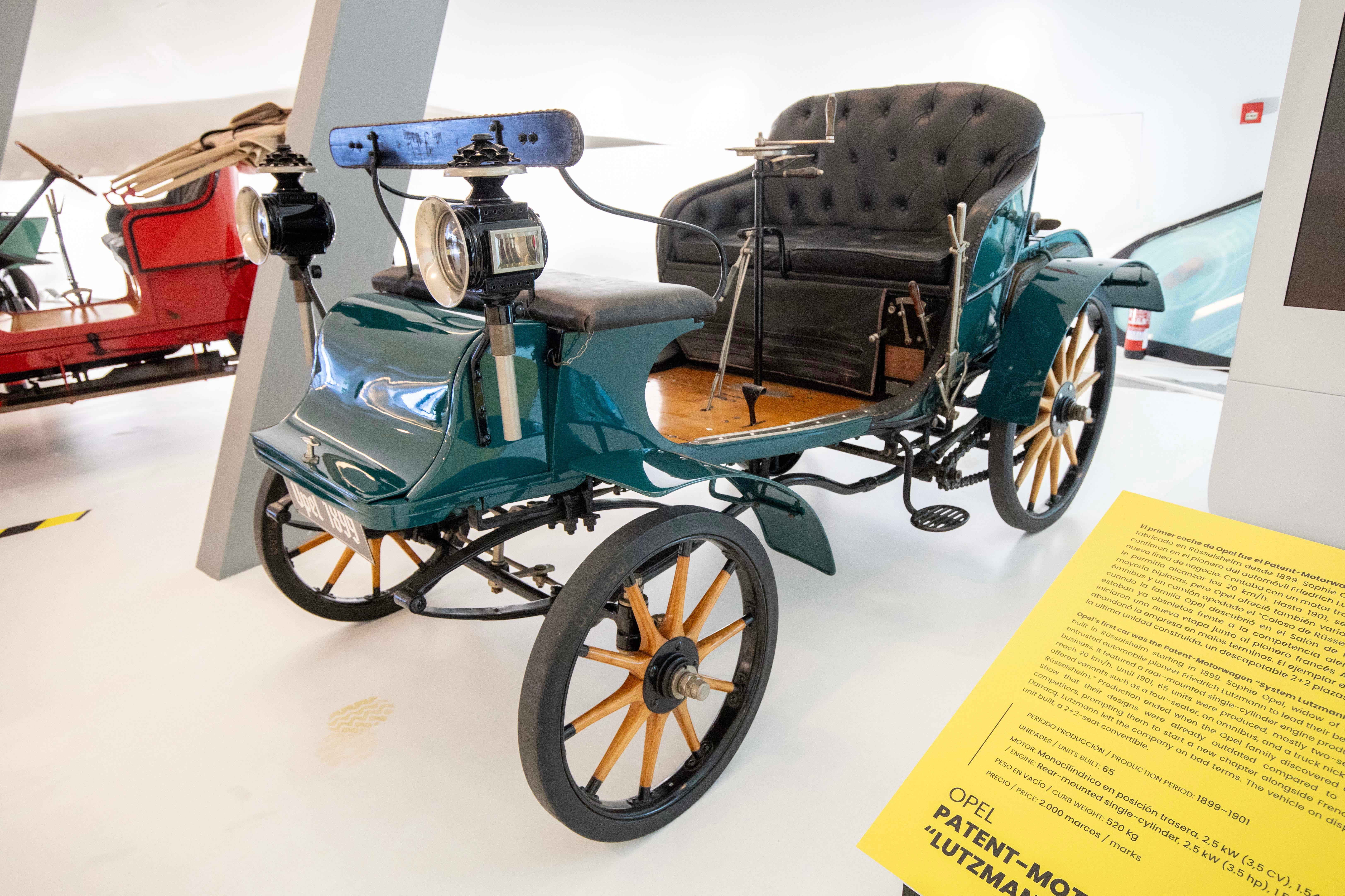 los coches de la exposicion opel love en mobility city zaragoza