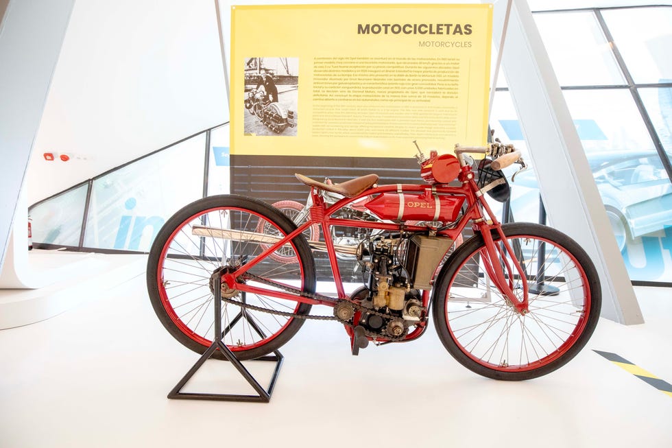 los coches de la exposicion opel love en mobility city zaragoza