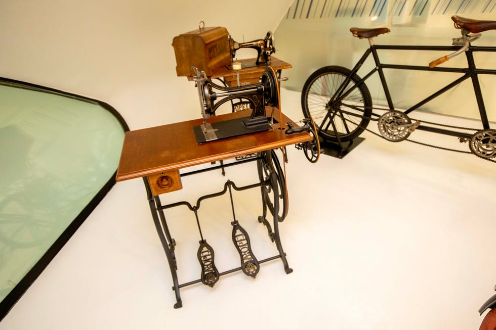 los coches de la exposicion opel love en mobility city zaragoza