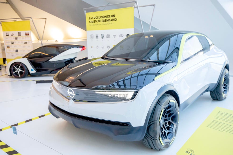 los coches de la exposicion opel love en mobility city zaragoza