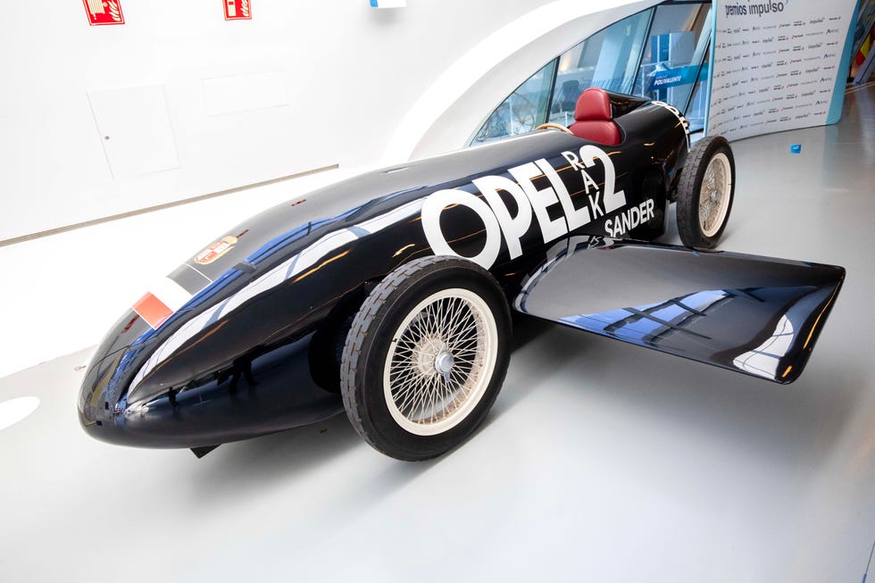 los coches de la exposicion opel love en mobility city zaragoza