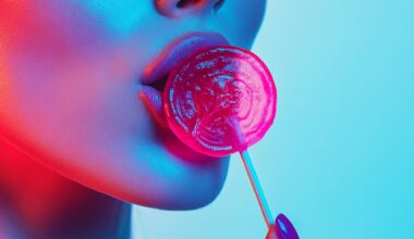 Primer plano de los labios de una mujer chupando piruleta