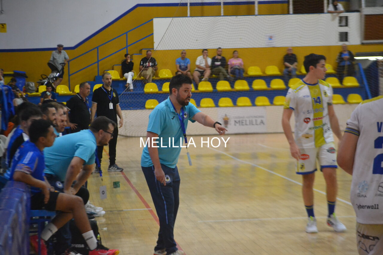 Oriol Ferré dirigiendo a su equipo durante un partido de balonmano