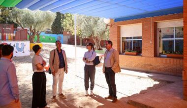 Los toldos del colegio Garcilaso de la Vega, listos para evitar que a un alumno con un problema de salud le dé el sol