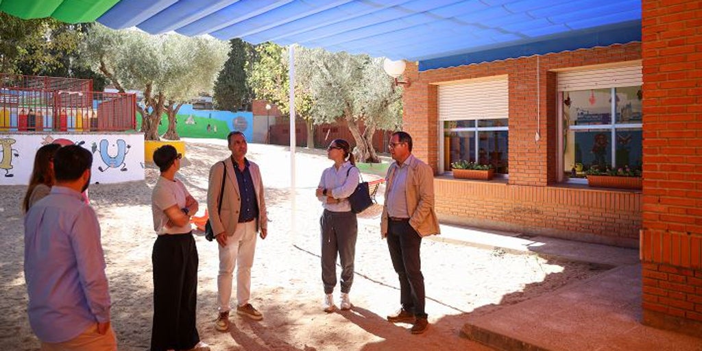 Los toldos del colegio Garcilaso de la Vega, listos para evitar que a un alumno con un problema de salud le dé el sol