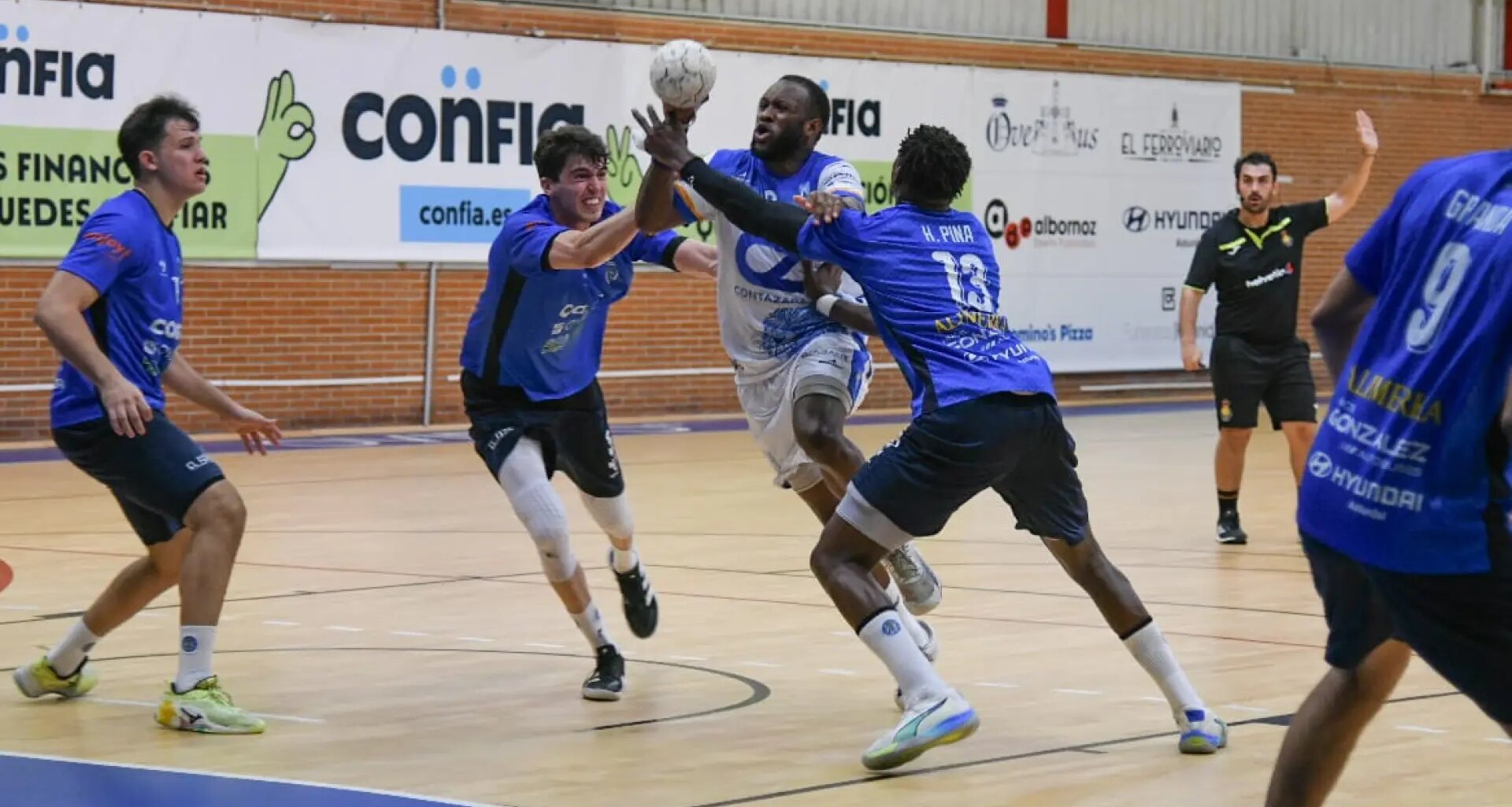 El Contazara Zaragoza se conforma con un empate en Oviedo (24-24)