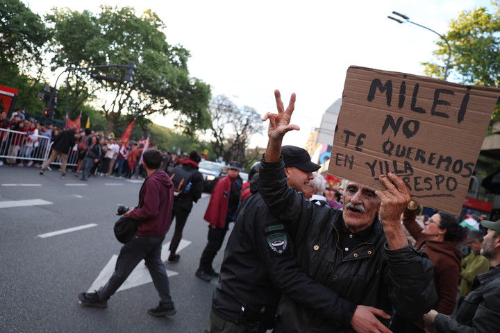 Vecinos y simpatizantes y opositores a Milei se manifestaron en la previa de la presentación del libro  'La Construcción del Milagro' de Javier Milei, en la ciudad de Buenos Aires. Francisco Loureiro / Clarín