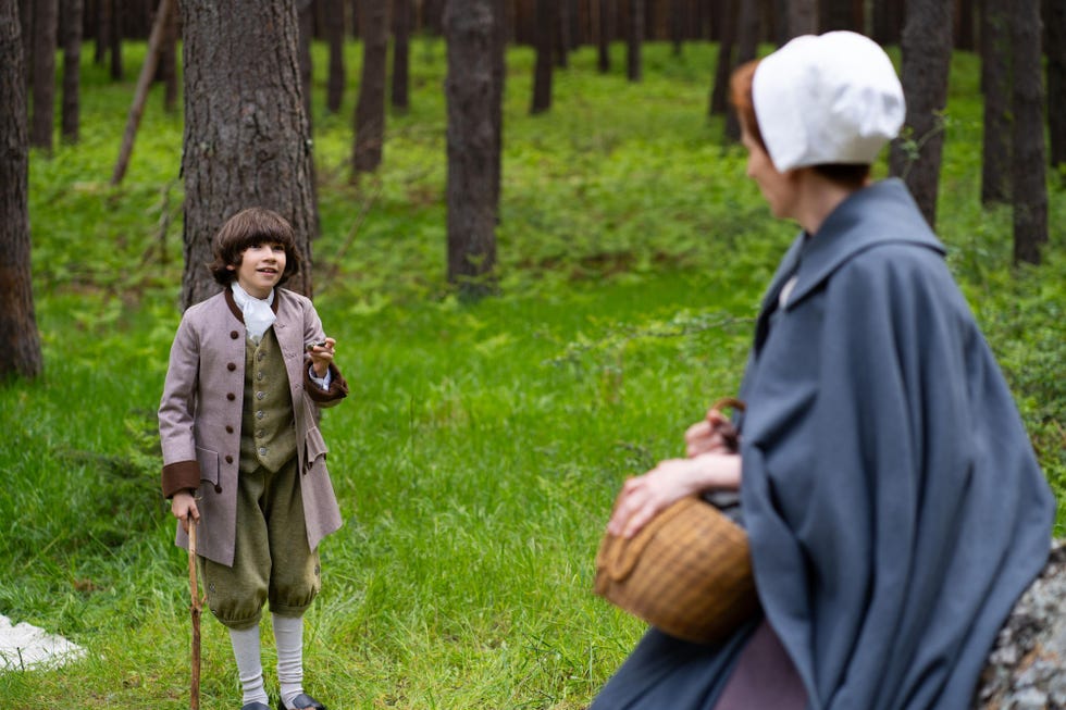 pedrito sale del bosque en valle salvaje