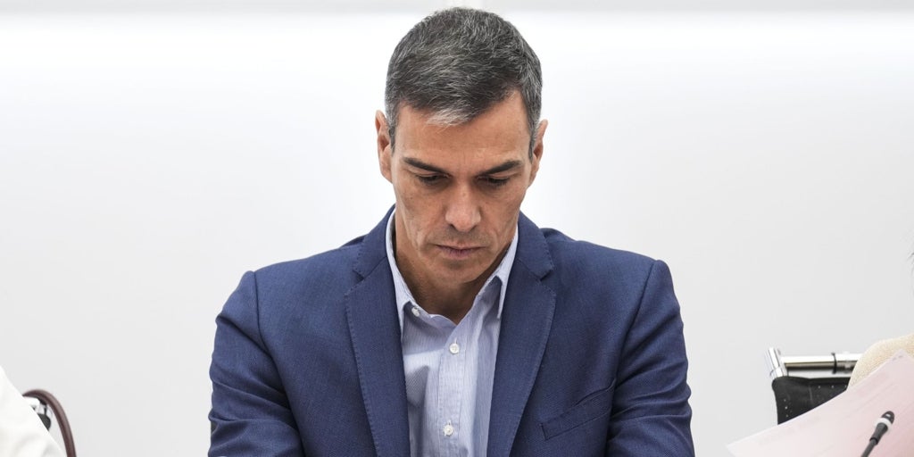 Sánchez amenaza con llevar a Ayuso al Constitucional si no crea el registro de objetores al aborto