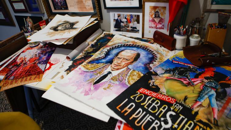 Carteles taurinos del autor en su taller
