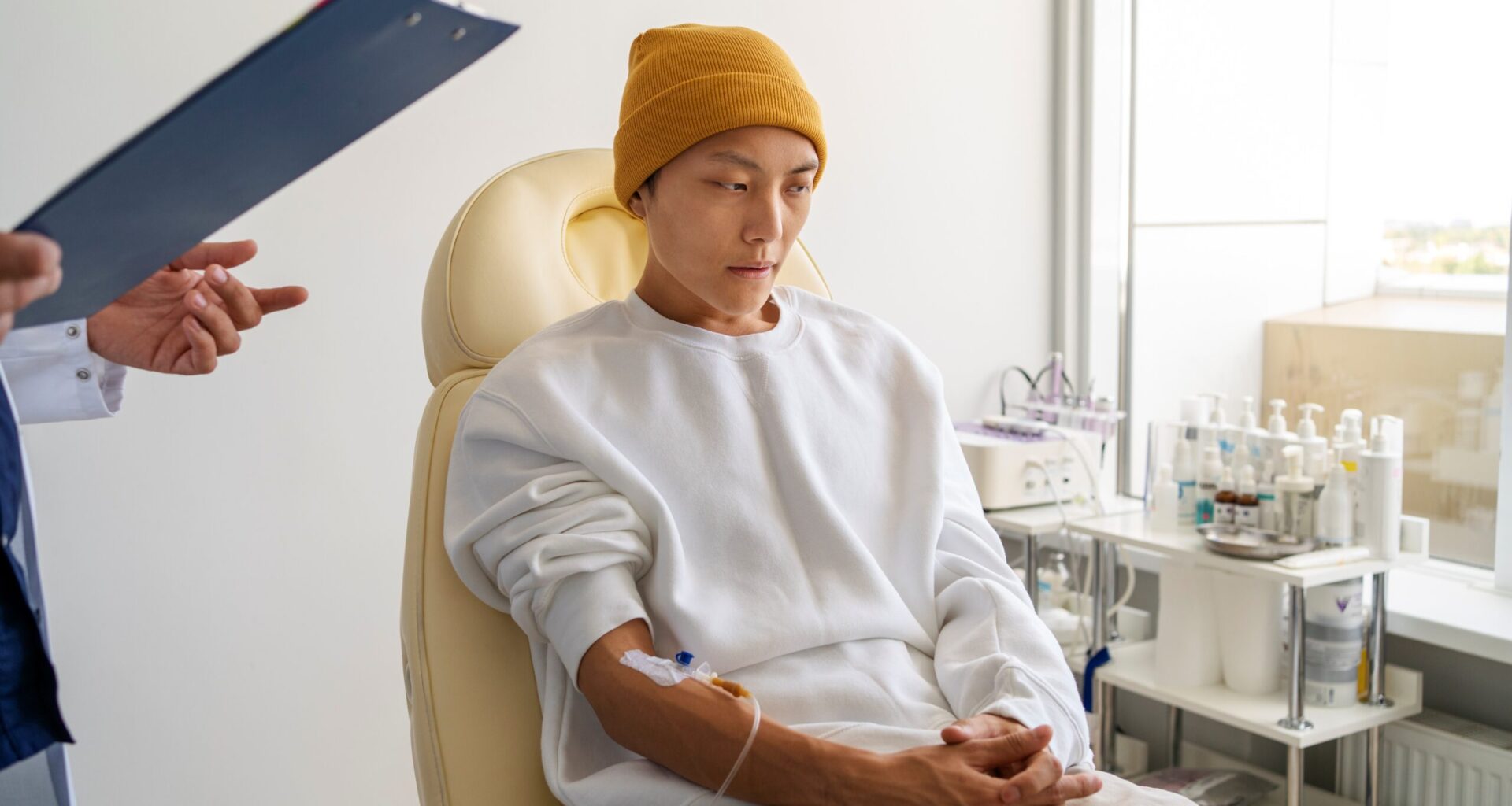 Oncólogos, hematólogos y médicos de primaria presentan recomendaciones para mejorar el seguimiento y manejo de adolescentes y adultos jóvenes supervivientes de cáncer